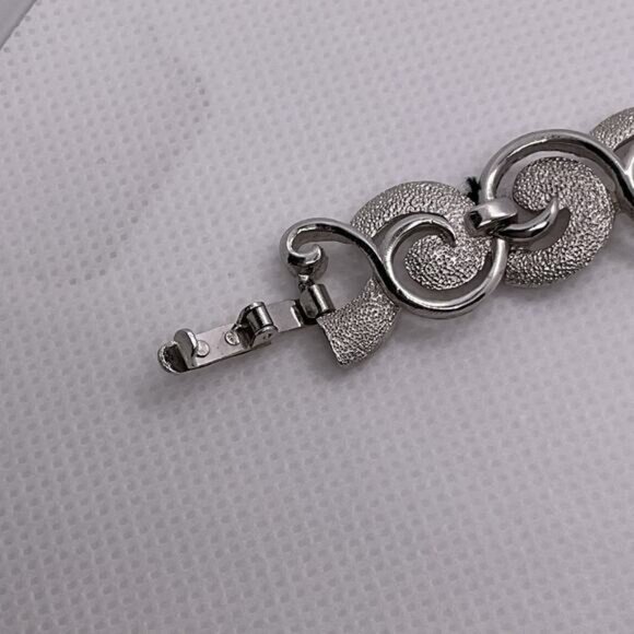 Vintage Silver-Tone Textured Circle-Link Bracelet With Secure Clasp - Picture 3 of 11